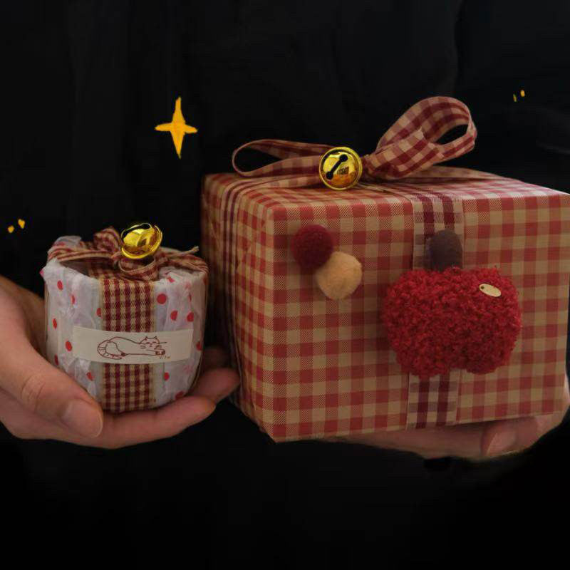 The “Apple Keepsake ” Box — Hand-Poured Candle & Detachable Felt Ornament Gift Set