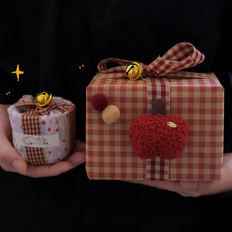 The “Apple Keepsake ” Box — Hand-Poured Candle & Detachable Felt Ornament Gift Set